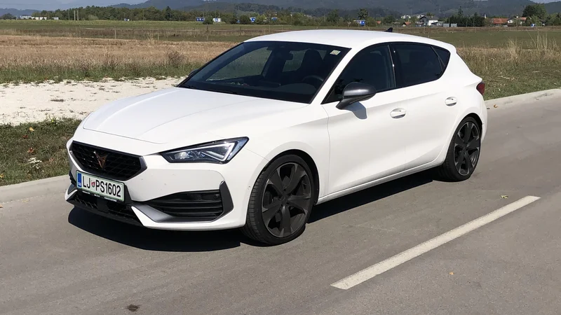Fotografija: Cupra leon ima dobre pospeške, a ga je mogoče mirno voziti po vsakodnevnih opravkih. FOTO: Aljaž Vrabec