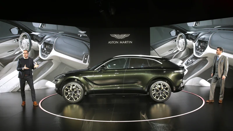 Fotografija: Ko je Aston Martin leta 2019 predstavil želeni model DBX, se je zdelo, da bo končno začel poslovati bolje. A ni bilo tako. Njihov mali delnilčar je od nedavnega Li Shufu. Se bo z njegovim prihodom kaj spremenilo? FOTO: Jason Lee/Reuters