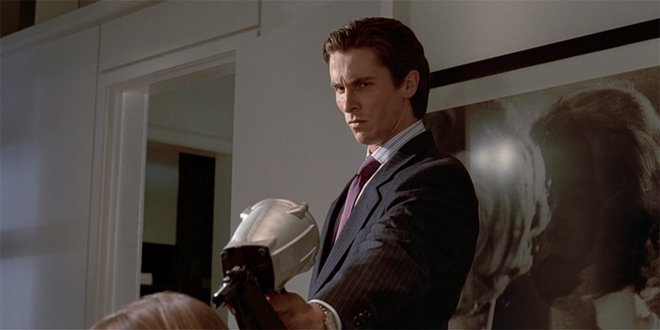 Christian Bale se je v Ameriškem psihu izvrstno prelevil v psihopata. FOTO: arhiv filma
