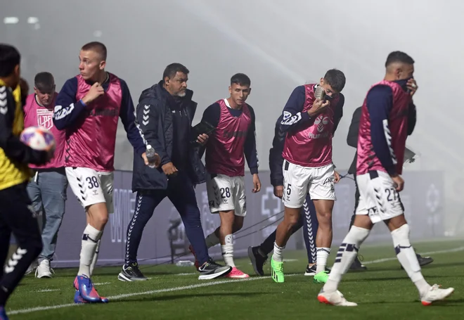 Navijači Gimnasie po prekinitvi tekme na domačem stadionu. FOTO: Alejandro Pagni/AFP
