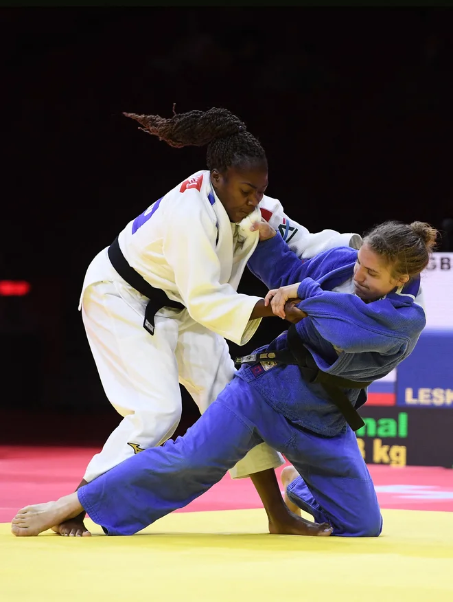Dvoboj prijateljic Clarisse Agbegnenou in Andreje Leški v finalu lanskega svetovnega prvenstva v Budimpešti. FOTO: Attila Kisbenedek/AFP