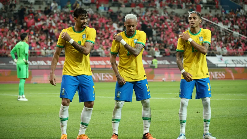 Fotografija: Neymar (v sredini) proslavlja po zadetku v Seulu s soigralcema Raphinho (desno) in Lucasom Paqueto. FOTO: Kim Hong-ji/Reuters