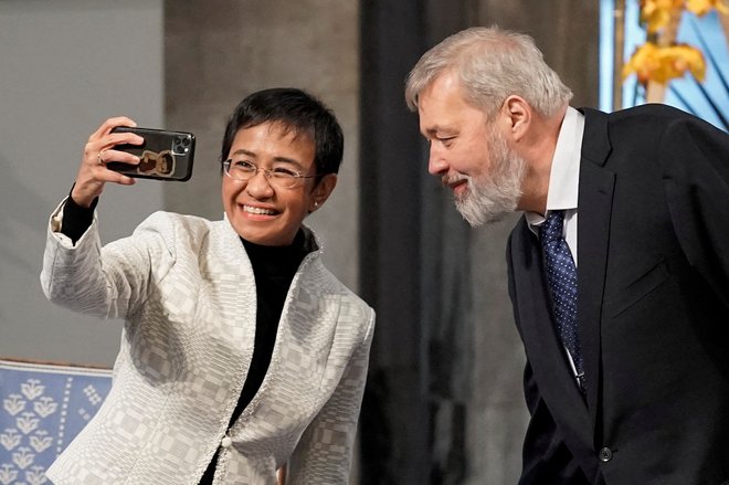 Lanska dobitnika Nobelove nagrade za mir Maria Ressa in Dmitrij Muratov med podelitveno slovesnostjo v Oslu. FOTO: Reuters

