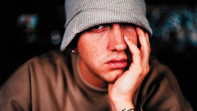 Fotografija: Nekoč revni, ob mami samohranilki odraščajoči mladenič Marshall si je kot samosvoj raper Eminem do danes prislužil premoženje, vredno 230 milijonov dolarjev, v ljubezni pa še vedno nima sreče. FOTO: dokumentacija Dela
