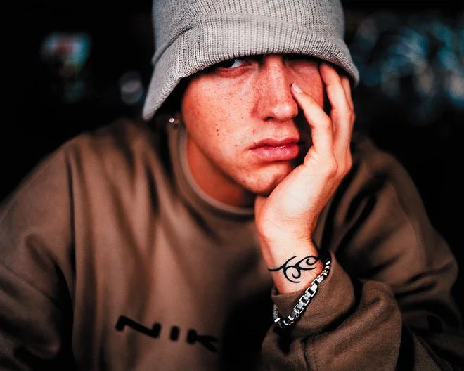 Nekoč revni, ob mami samohranilki odraščajoči mladenič Marshall si je kot samosvoj raper Eminem do danes prislužil premoženje, vredno 230 milijonov dolarjev, v ljubezni pa še vedno nima sreče. FOTO: dokumentacija Dela