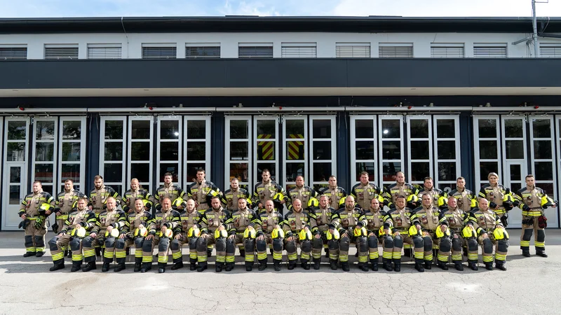 Fotografija: Gasilska brigada Ljubljana danes šteje skupno 147 članov, od tega jih je 16 v poveljstvu in skupnih službah in 128 gasilcev v štirih izmenah oziroma četah. Na fotografiji prva četa. Fotografije Luka Kotnik