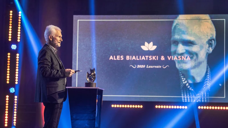 Fotografija: Med dobitniki letošnje Nobelove nagrade za mir je beloruski nevladni aktivist Ales Bjaljatski, ustanovitelj organizacije Vjasna (Pomlad). FOTO: Anders Wiklund/Reuters
