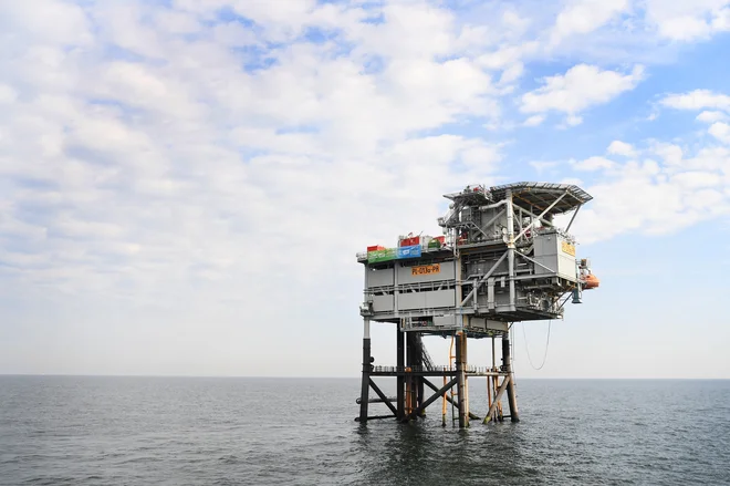 Vodik je primeren nosilec za dolgotrajno shranjevanje energije, glavni problem pa je učinkovitost. Na fotografiji platforma za testiranje pretvorbe zelene energije v vodik v Scheveningenu na Nizozemskem. FOTO: Piroschka Van De Wouw/Reuters
