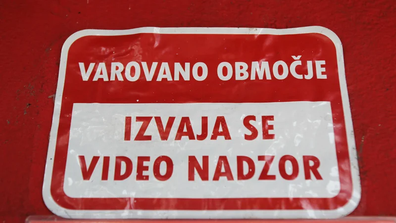 Fotografija: Zaposleni morajo biti z videonadzori v delovnih prostorih pisno obveščeni vnaprej, delodajalec pa se mora o tem predhodno posvetovati z reprezentativnim sindikatom. FOTO: Dejan Javornik/Delo