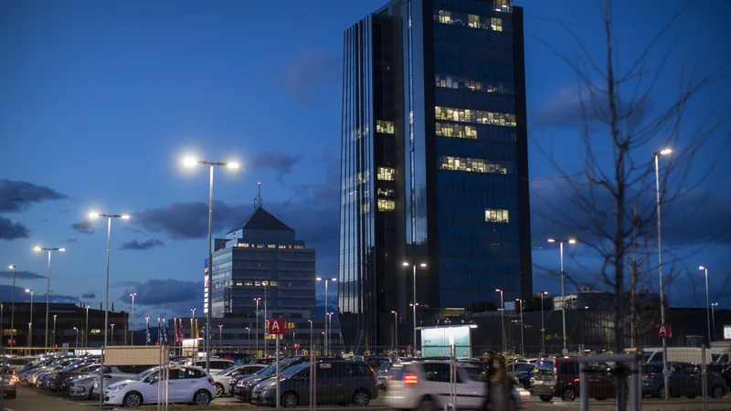 Fotografija: Zunanjo razsvetljavo na območju BTC Cityja so v večernem času zmanjšali za tretjino. FOTO: Jure Eržen/Delo
