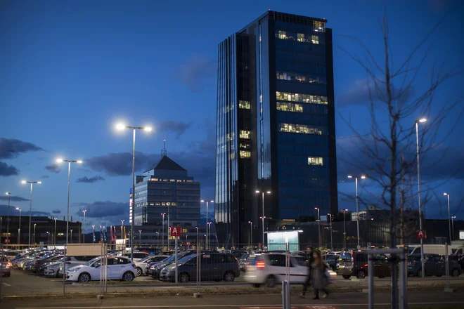 Zunanjo razsvetljavo na območju BTC Cityja so v večernem času zmanjšali za tretjino. FOTO: Jure Eržen/Delo
