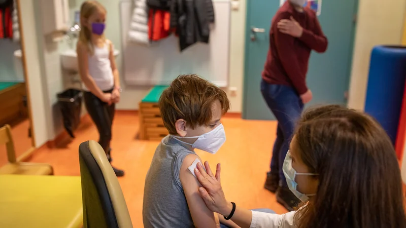 Fotografija: Sistematski pregled niso le merjenje višine, teže in cepljenje. Včasih zdravniki odkrijejo tudi zlorabe otrok. (Fotografija je simbolična.) FOTO: Voranc Vogel/Delo