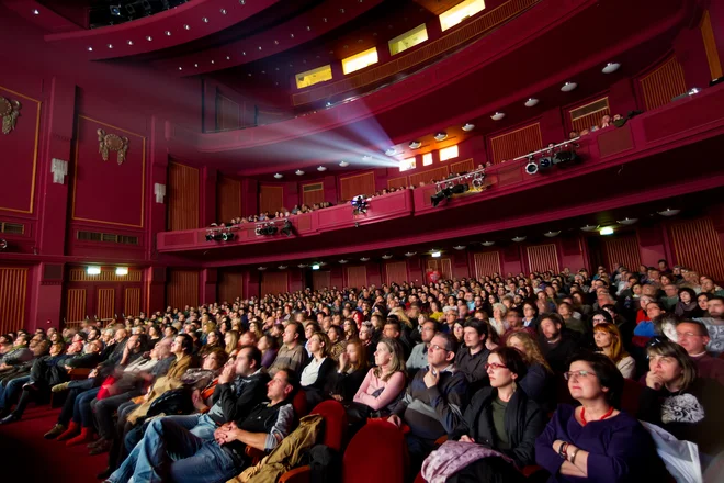 Mnogi še vedno prisegajo na ogled filmov v kinematografih, pa četudi nas konci puščajo v dvomih. FOTO: Shutterstock
