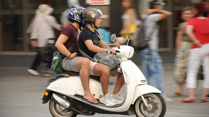 Fotografija: Motoristi bodo v mestnem jedru postali zgodovina. FOTO: Jure Eržen/Delo