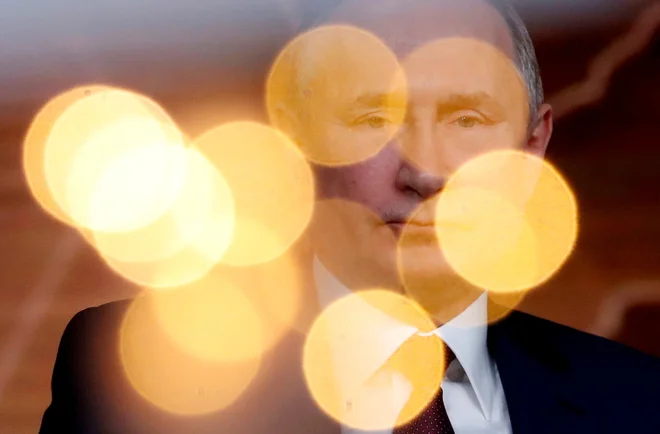 Ruska vojska se sooča z vse več neuspehi in predsednik ima kot vrhovni poveljnik oboroženih sil obilico skrbi. FOTO: Evgenia Novoženina/Reuters
