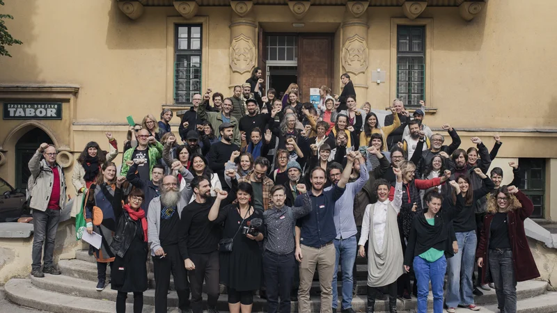 Fotografija: Sindikat Zasuk, preteklo nedeljo ustanovljen v Sokolskem domu v Ljubljani, deluje po modelu celostnega organizacijskega pristopa. FOTO: Andrej Lamut