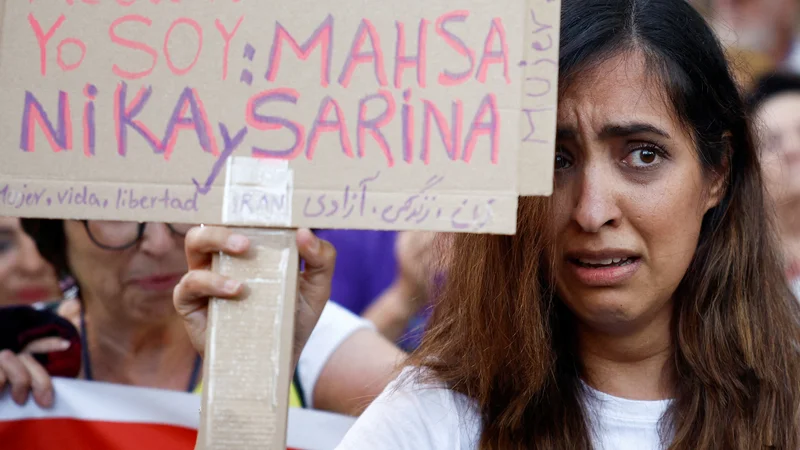 Fotografija: V uradnem poročilu iranske forenzične organizacije, objavljenem danes, piše, da je 22-letnica umrla zaradi bolezni, in ne zaradi udarcev. FOTO: Juan Medina/Reuters