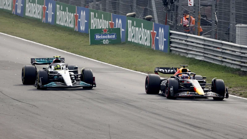 Fotografija: Je Max Verstappen imel neupravičeno prednost pred Lewisom Hamiltonom? FOTO: Yves Herman/Reuters