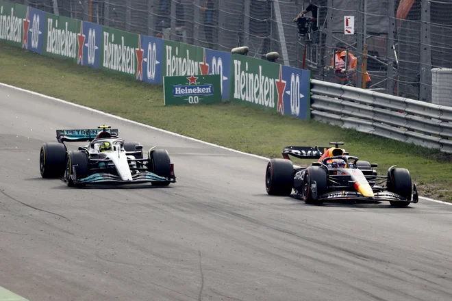 Je Max Verstappen imel neupravičeno prednost pred Lewisom Hamiltonom? FOTO:&nbsp;Yves Herman/Reuters
