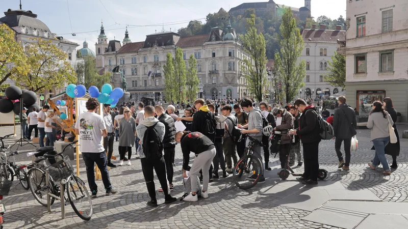 Fotografija: Predstavitev je pritegnila kar precej ljudi. FOTO: DJS