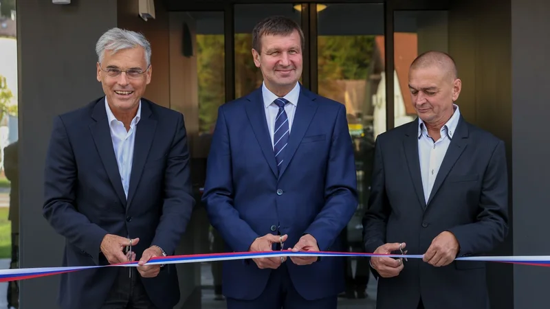 Fotografija: Direktor Stanovanjskega sklada RS mag. Črtomir Remec, župan občine Rogaška Slatina mag. Branko Kidrič in direktor podjetja Panles oprema Robert Pažon. FOTO: Delo