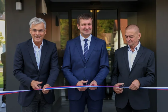 Direktor Stanovanjskega sklada RS mag. Črtomir Remec, župan občine Rogaška Slatina mag. Branko Kidrič in direktor podjetja Panles oprema Robert Pažon. FOTO: Delo