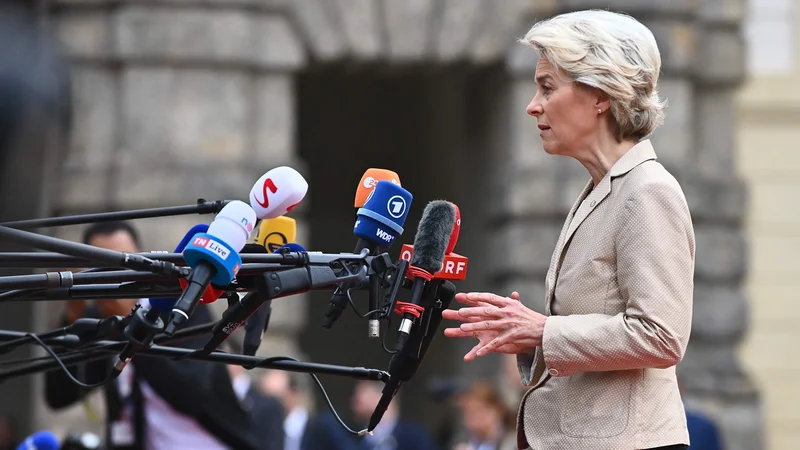 Fotografija: Predsednica evropske komisije Ursula von der Leyen je v pismu voditeljem pred vrhom nakazala podporo uvedbi kapice, a opozorila tudi na tveganja, ki so povezana s tem. FOTO: Michal Cizek/AFP