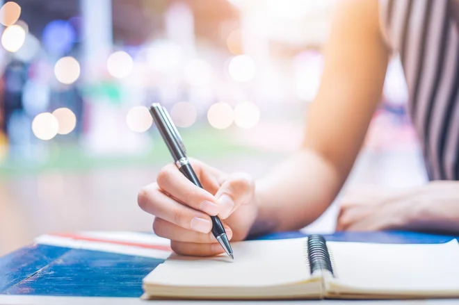 Spominske knjige smo včasih imeli vsi. FOTO: Shutterstock
