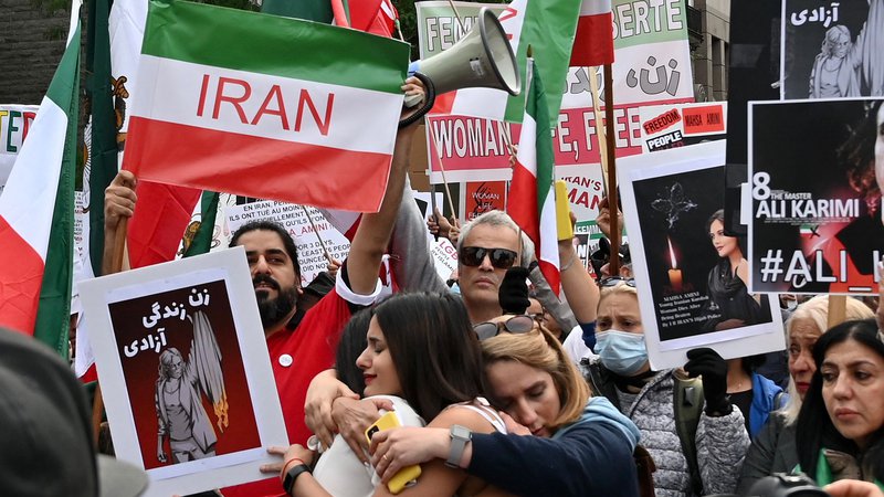 Fotografija: V protestih je bilo doslej ubitih okrog 100 Irancev, protestirajo pa tudi po svetu, med drugim v Kanadi. FOTO: Mathiew Leiser/AFP
