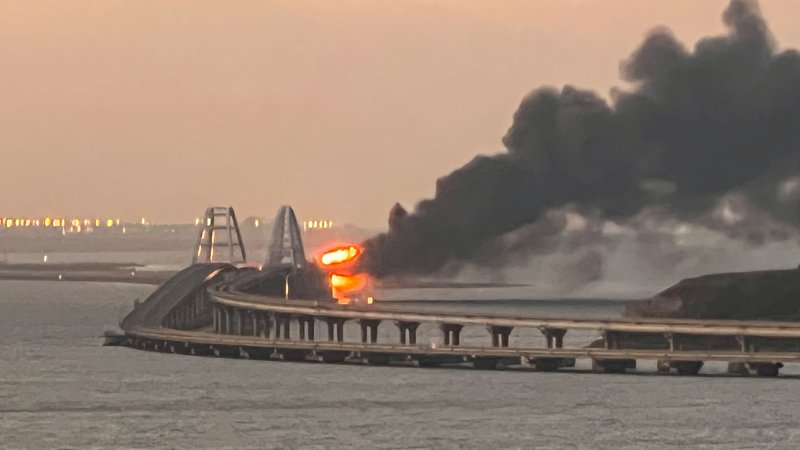 Fotografija: »Do eksplozije je prišlo nekaj minut čez 6. uro zjutraj, ko je most prečkal tudi vlak z gorivom. Sedem cistern z gorivom se je vnelo, deli mostu pa so se delno porušili,« so sporočili iz Moskve. FOTO: Reuters
