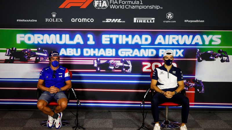 Fotografija: Fernando Alonso (levo) in Pierre Gasly na novinarski konferenci pred lansko dirko v Abu Dabiju. FOTO: Reuters
