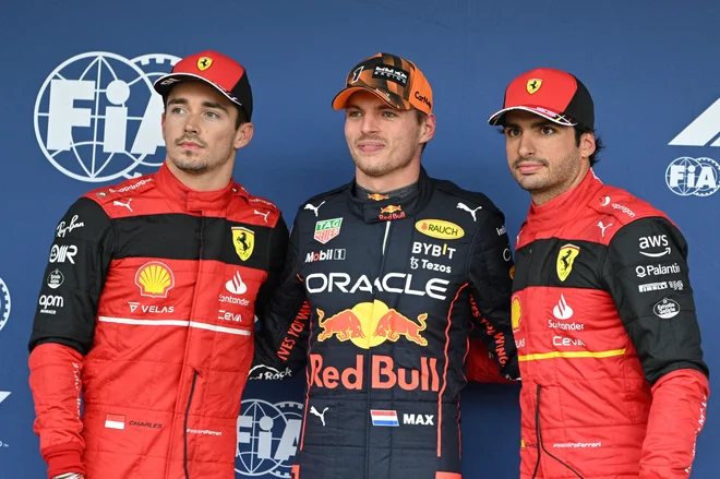 Charles Leclerc (levo) in Carlos Sainz mlajši&nbsp;sta se najbolj približala Maxu Verstappnu (v sredini). FOTO: Philip Fong/AFP
