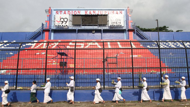 Fotografija: Hindujska molitev za žrtve na štadionu Kanjuruhan. FOTO: Antara Foto/Reuters
