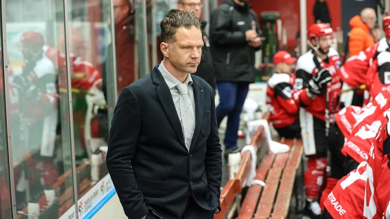Fotografija: Trener Jesenic Gaber Glavič je s svojimi varovanci v letošnji alpski ligi vpisal sedem zmag in le en poraz. FOTO: Črt Piksi