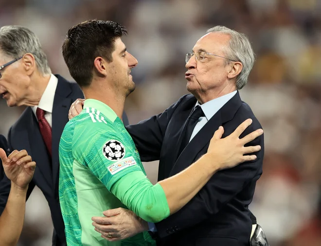 Florentino Perez, predsednik madridskega Reala, je po finalu lige prvakov 2022 takole čestital vratarju Thibautu Courtoisu. FOTO: Molly Darlington/Reuters
