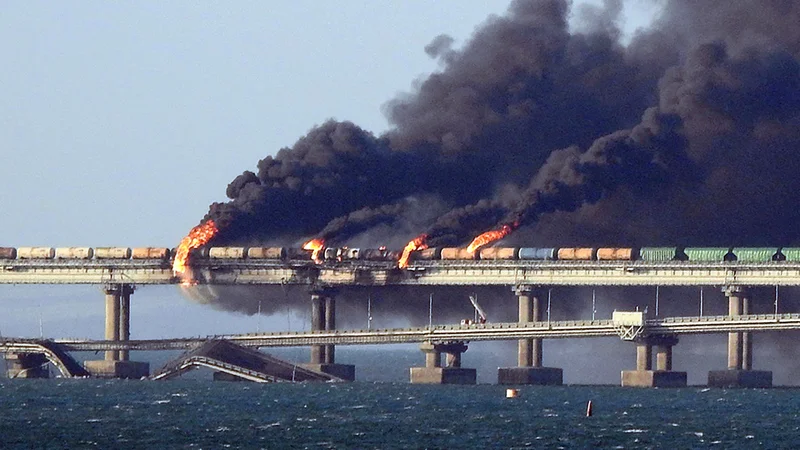 Fotografija: Kijev uradno sicer ni prevzel odgovornosti za napad na krimski most, ki je veljal za »nedotakljivega«, a to nikakor ne pomeni, da akcije niso organizirale ukrajinske sile. Foto: Afp