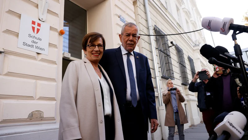 Fotografija: Dosedanji in bodoči avstrijski predsednik Alexander Van der Bellen s soprogo Doris Schmidauer. FOTO: Leonhard Foeger/Reuters