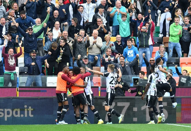 Jaka Bijol (tretji z desne) se je s soigralci veselil gola v mreži Atalante. Sam je dosegel že dva, nazadnje tudi odločilnega v Veroni. FOTO: Jennifer Lorenzini/Reuters