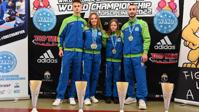 Fotografija: Luka Ješe, Tyra Barada, Ana Hribar in Ali Botonjić (na fotografiji z leve) so se ovenčali z naslovi svetovnih prvakov. FOTO: Adelisa Ljutić/KBZS