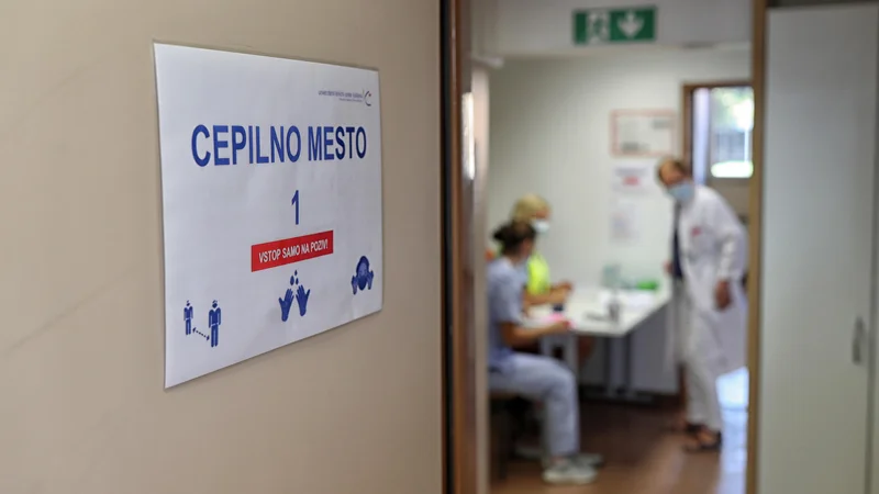 Skladno z javnomnenjsko raziskavo Mediane se s prilagojenim cepivom za različico omikron namerava cepiti dobra četrtina vprašanih. FOTO: Blaž Samec/Delo
