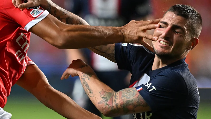 Fotografija: Italijanski vezist Paris Saint-Germaina Marco Verratti se spopada z danskim branilcem Benfice Alexandrom Bahom med nogometno tekmo 3. kroga Lige prvakov v skupini H, med Benfico in Paris Saint-Germainom na stadionu Luz v Lizboni. Ekipi sta se razšli brez zmagovalca, z rezultatom 1:1. Foto: Patricia De Melo Moreira/Afp
