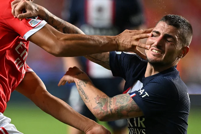 Italijanski vezist Paris Saint-Germaina Marco Verratti se spopada z danskim branilcem Benfice Alexandrom Bahom med nogometno tekmo 3. kroga Lige prvakov v skupini H, med Benfico in Paris Saint-Germainom na stadionu Luz v Lizboni. Ekipi sta se razšli brez zmagovalca, z rezultatom 1:1. Foto: Patricia De Melo Moreira/Afp
