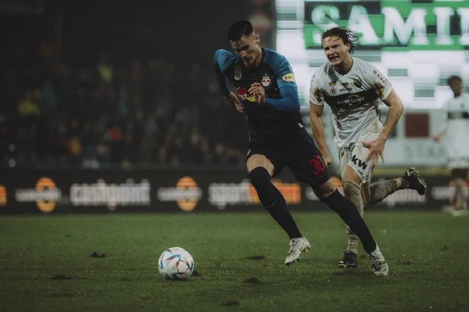 Proti Altachu je Benjamin Šeško (levo) odigral le dobrih 10 minut in v tem času uspel zatresti okvir vrat tekmecev. FOTO: Jan Hetfleisch/FC Red Bull Salzburg
