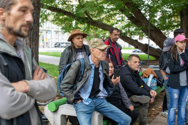 Antonu Puglju so se včeraj poklonili tudi njegovi znanci in prijatelji, prav tako je nekaj besed spregovorila njegova hčerka Tončka. FOTO: Voranc Vogel
