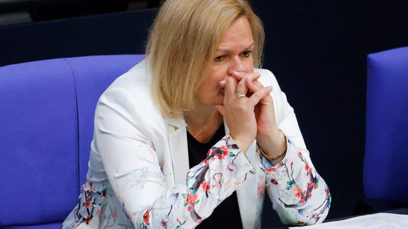 Fotografija: Nemška ministrica za notranje zadeve Nancy Faeser je napovedala zamenjavo vodje zveznega urada za kibernetsko varnosti zaradi suma povezav z ruskimi obveščevalnimi službami. Foto Michele Tantussi Reuters
