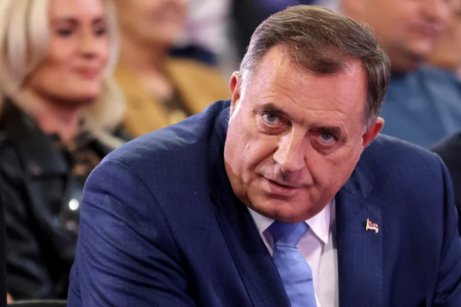 Protestniki v Banjaluki so včeraj zahtevali tudi razveljavitev volitev, na katerih je kandidat za predsednika Republike Srbske in trenutni predsednik predsedstva BiH Milorad Dodik po mnenju opozicije ukradel zmago protikandidatki Jeleni Trivić.&nbsp;FOTO: Dado Ruvic Reuters
