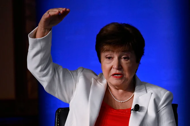 Direktorica IMF Kristalina Georgieva do leta 2026 pričakuje izgubo štiri tisoč milijard dolarjev globalnega gospodarskega proizvoda. Foto Olivier Douliery/AFP