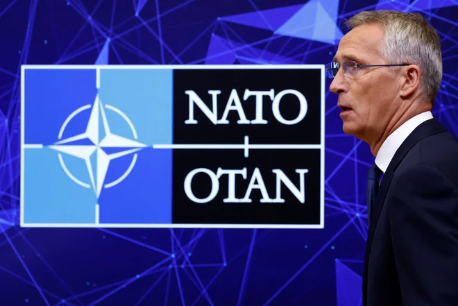 Obsodbi ruskih napadov, ki so včeraj pretresli več ukrajinskih mest po vsej državi, se je pridružil tudi generalni sekretar zveze Nato Jens Stoltenberg. FOTO: Yves Herman/Reuters
