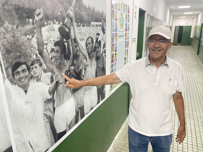 Fernando Massano Tomé je legenda nogometnega kluba Vitoria iz Setubala, ki nam je z veseljem razkazal stadion in predstavil zgodovino kluba. Dvakrat je nastopil za reprezentanco Portugalske, šest sezon je igral tudi za slovitejši klub Sporting iz Lizbone. FOTO: Rok Tamše

