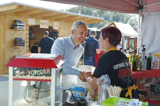 Sodelovanje na večjih dogodkih, kot je kmetijsko-obrtni sejem v domačem kraju, je med osrednjimi točkami kampanje. Foto Leon Vidic
